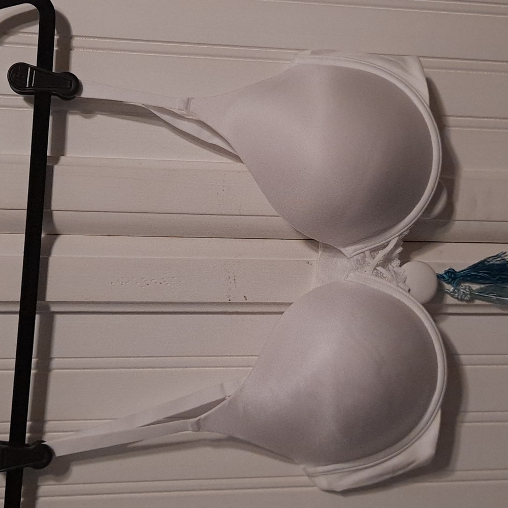 Maidenform white smooth padded bra size 40C